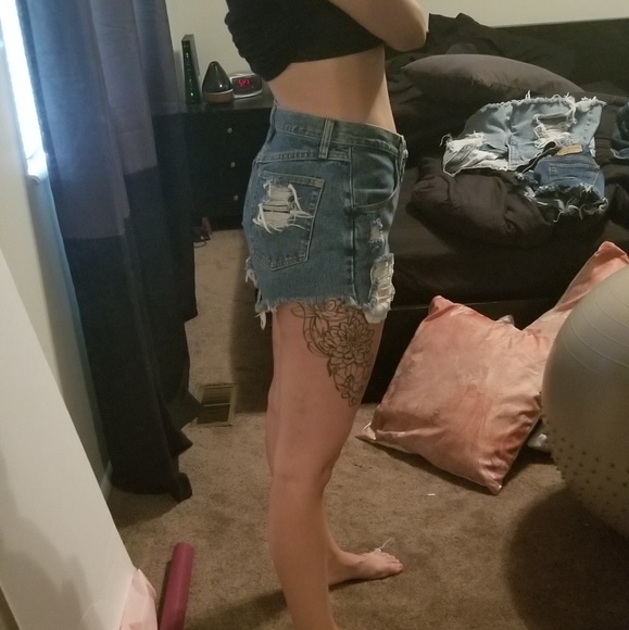 Vinatge Fit Wrangler Denim Cutoff Shorts | 7/8 - Picture 5 of 8